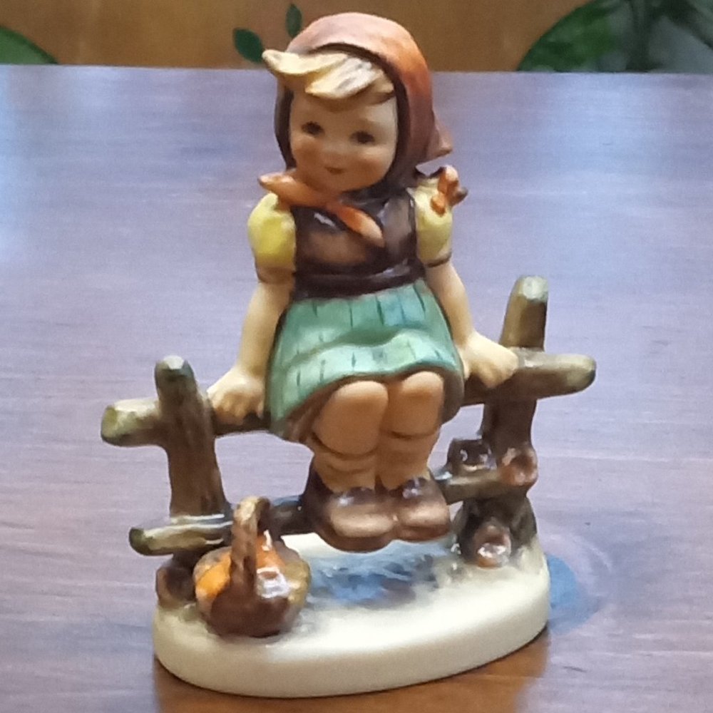 Antique/Vintage Hummel: Just Resting